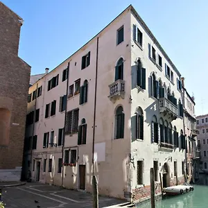 https://residenza-ca-foscolo.hotelslidodijesolo.com